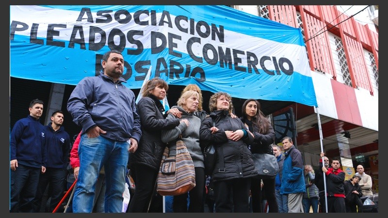 Los empleados que quedaron en la calle frente al local.  