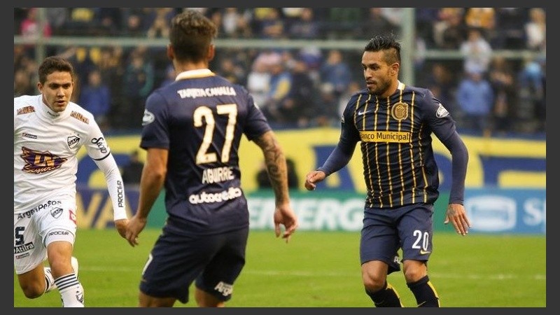 Colman y Aguirre (de espaldas) buscan una salida de Central. 