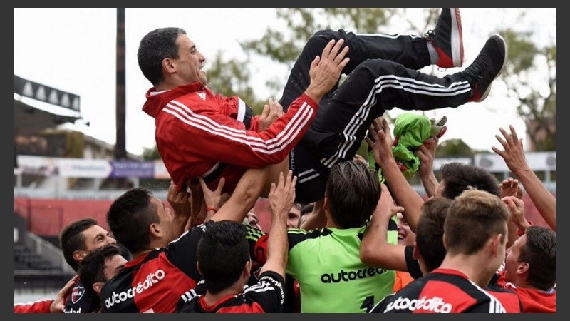 El festejo de los juveniles con el DT Vojvoda.