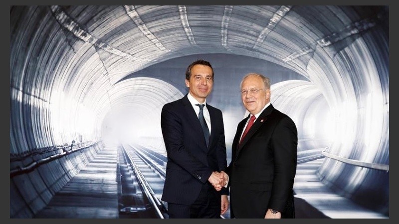 Los mandatarios de Suiza y Austria durante la inauguración.