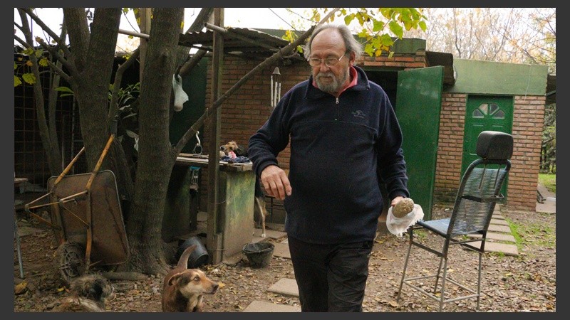 Jorge, el marido de María Esther, es quien le da una gran mano en la mantención del lugar y el cuidado de los animales. (Alan Monzón/Rosario3.com)