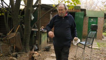 Jorge, el marido de María Esther, es quien le da una gran mano en la mantención del lugar y el cuidado de los animales. (Alan Monzón/Rosario3.com)