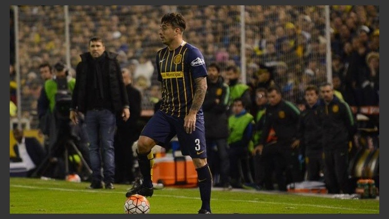 Pablo Álvarez observado de cerca por el Chacho Coudet.