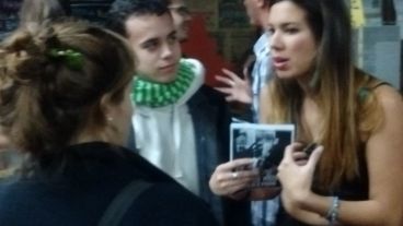 Los estudiantes representaron los micromachismos que muchas veces se naturalizan en los centros de diversión nocturnos.