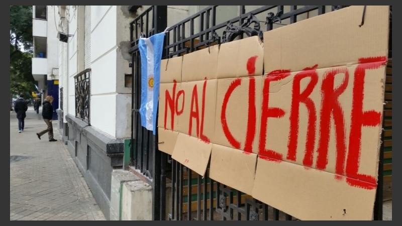 Los trabajadores cortaron avenida Pellegrini por más de dos horas. 