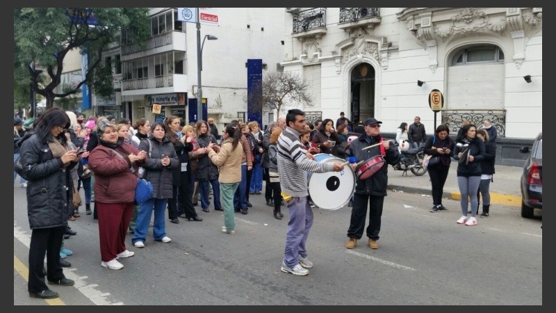 Los trabajadores cortaron avenida Pellegrini por más de dos horas. 