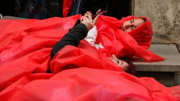Algunas mujeres se vistieron de rojo sangre en una pequeña intervención artística frente a los Tribunales.  (Rosario3.com)
