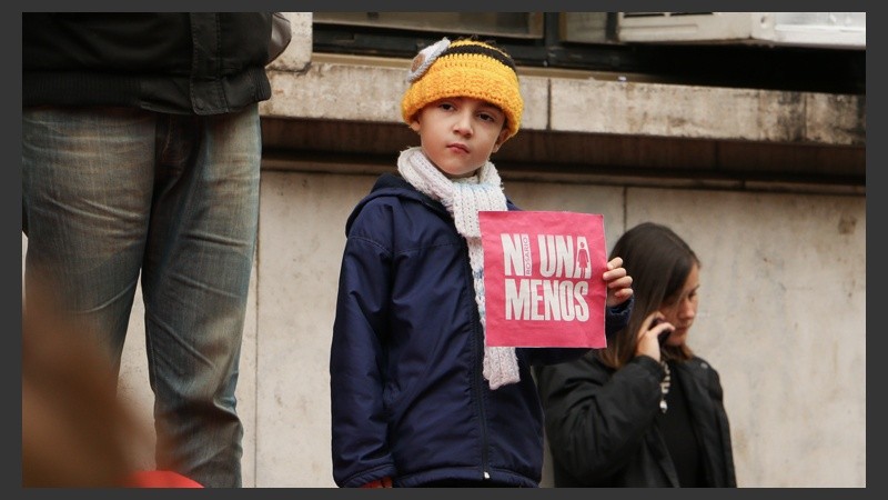 Un joven sostiene un cartel. Fue un viernes donde mucha gente marchó en todo el país contra la violencia de género. (Rosario3.com)