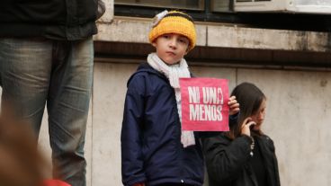 Un joven sostiene un cartel. Fue un viernes donde mucha gente marchó en todo el país contra la violencia de género. (Rosario3.com)