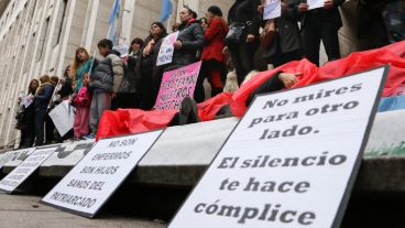 Intervención en la puerta de los Tribunales Provinciales este viernes al mediodía. (Rosario3.com)