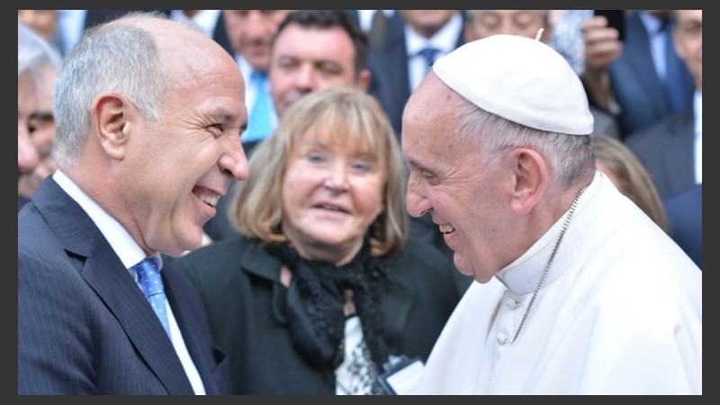 Francisco ríe junto a Lorenzetti mientras Servini observa. 