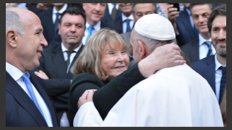 El saludo de Bergoglio con la jueza Servini de Cubría. 