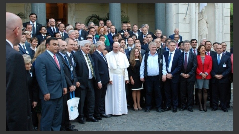 Vera Barros (primero de la derecha) en la foto grupal con Francisco. 