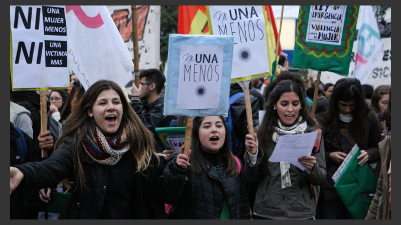 Grito renovado: masiva marcha en Rosario contra la violencia de género ...