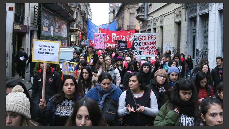 Grito renovado: masiva marcha en Rosario contra la violencia de género ...