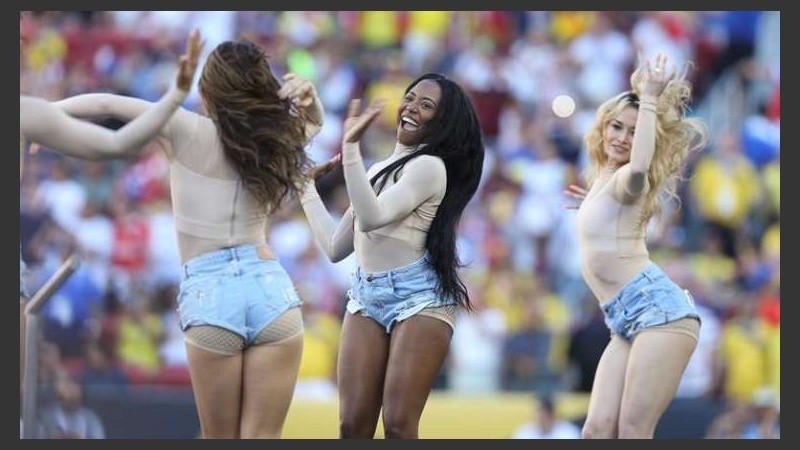 Baile en el show que abrió la Copa. 