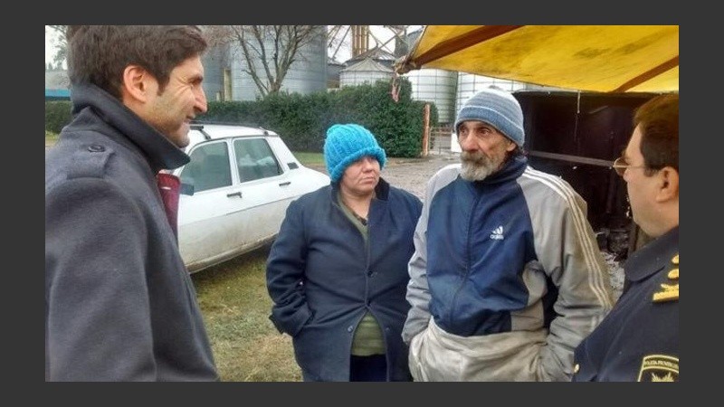 La pareja reparó el carrito que fue dañado y volvió a trabajar.