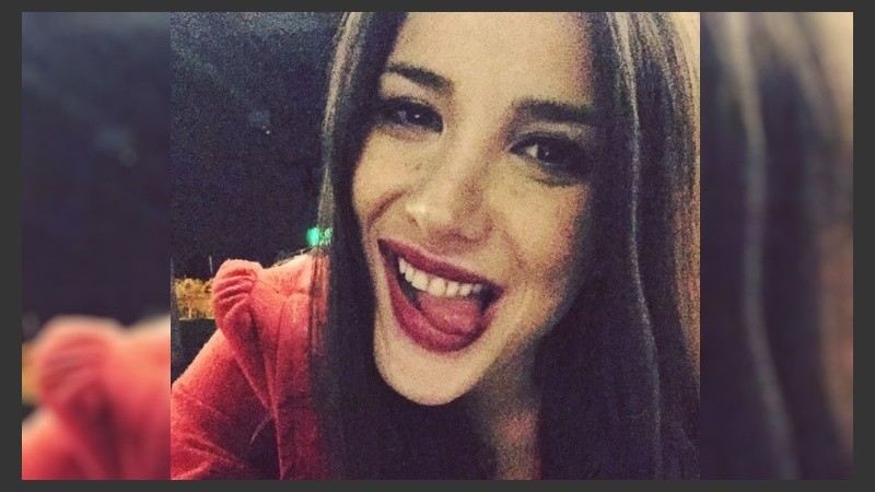 Enamorada y arrepentida, Andrea borró la foto dedicada.