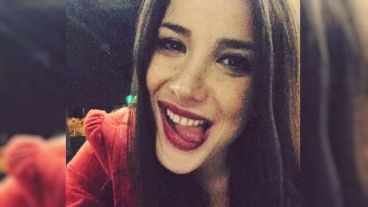 Enamorada y arrepentida, Andrea borró la foto dedicada.