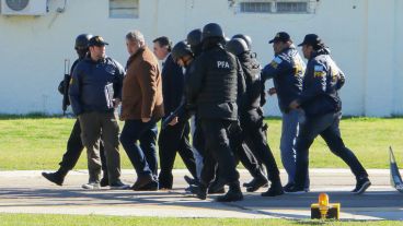 Monchi Cantero, al momento de llegar a la cárcel de Coronda después de haber sido detenido en Buenos Aires.