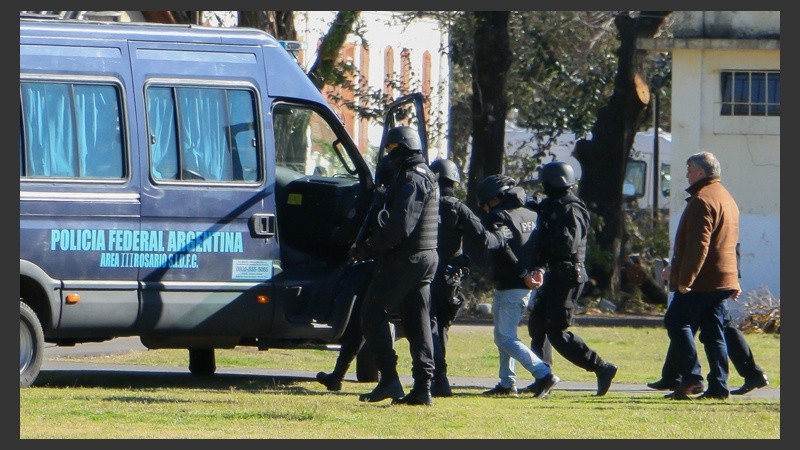Monchi Cantero, de jean claro a punto de subir a la camioneta de la Policía Federal.