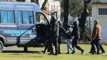 Monchi Cantero, de jean claro a punto de subir a la camioneta de la Policía Federal.