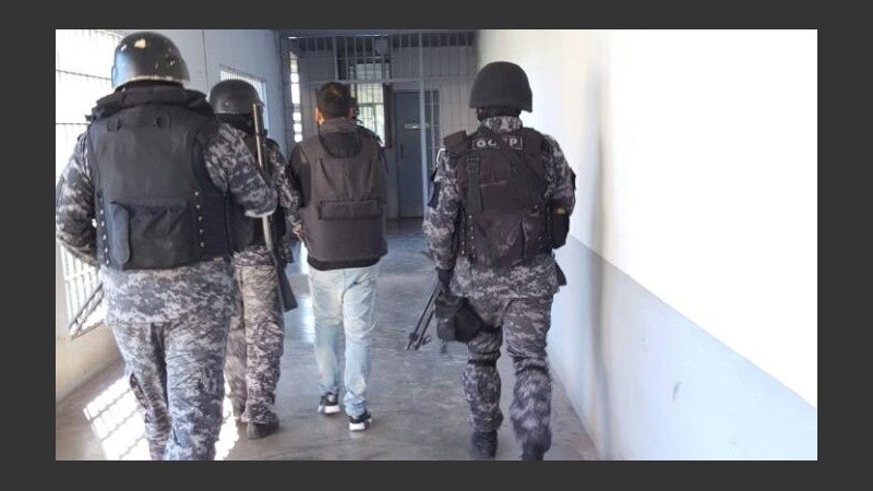 El arribo del menor de los jefes del clan Cantero por los pasillos del penal.