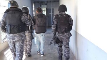 El arribo del menor de los jefes del clan Cantero por los pasillos del penal.