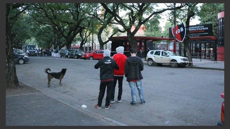 Varios curiosos se acercaron al lugar del hecho este martes por la tarde.