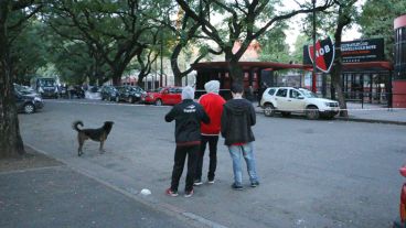 Varios curiosos se acercaron al lugar del hecho este martes por la tarde.