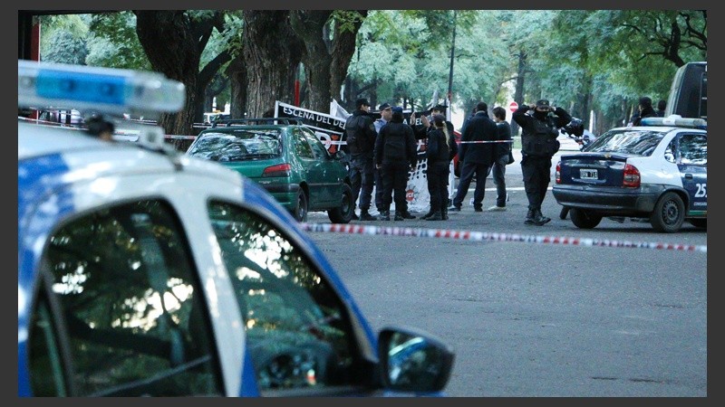 Varios policías trabajando en el parque tras el hecho.