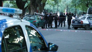 Varios policías trabajando en el parque tras el hecho.