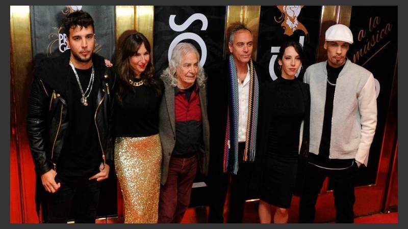 La familia Spinetta y los músicos Rodolfo García y Daniel Ferrón en la ceremonia de entrega de los Premios Gardel