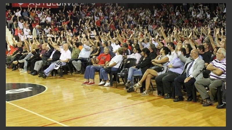 Los socios se preparan para votar.