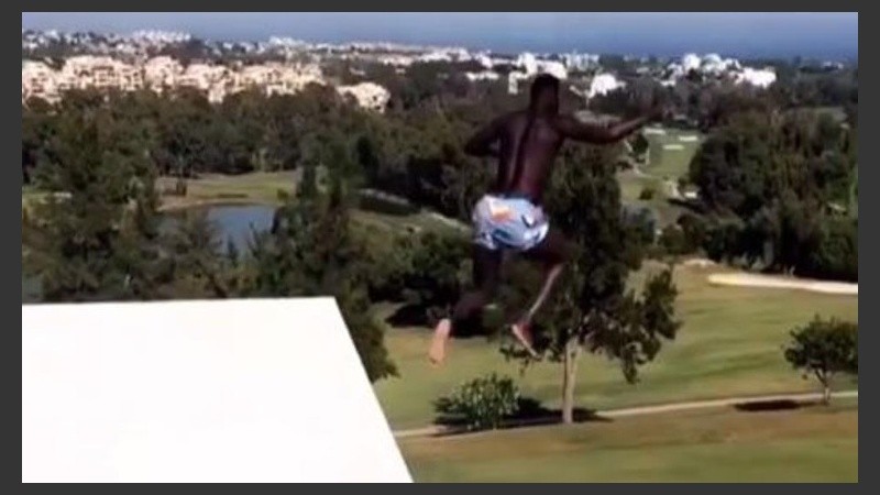 El momento en el que el jugador del Milan se tira a la pileta.