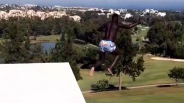 El momento en el que el jugador del Milan se tira a la pileta.