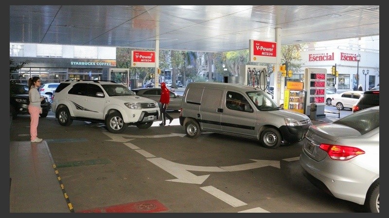 Llenar el tanque sale mucho más caro desde este sábado. 