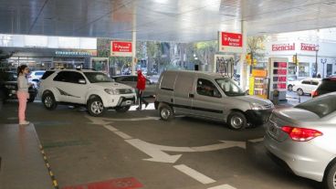 Llenar el tanque sale mucho más caro desde este sábado.