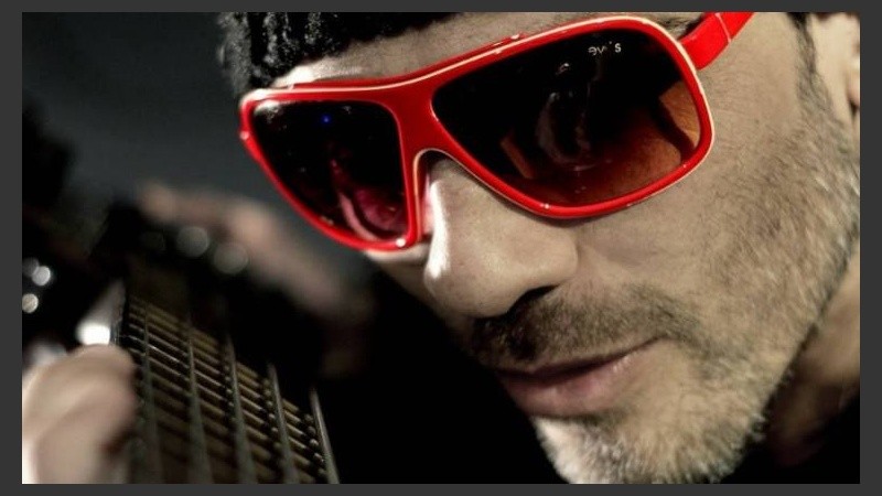 Bajo tu dominio: el músico, compositor y productor Hernán Flores.