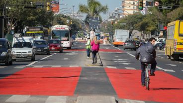 Los colectivos circularán por el centro de la avenida, siguiendo la línea de color rojo que indica en el asfalto. (Rosario3.com)