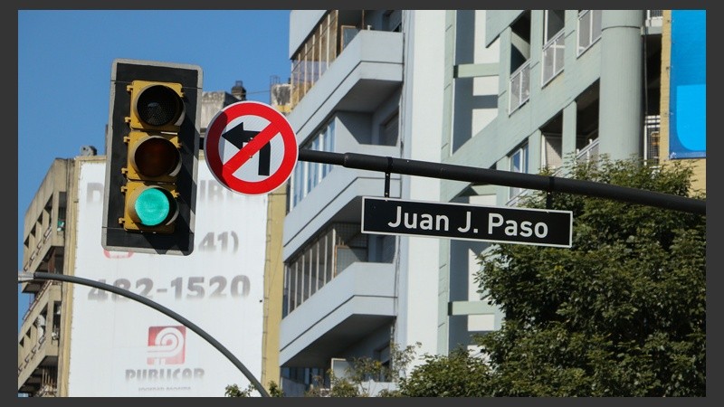 Así son los nuevos carteles que indican las calles que atraviesa la avenida Alberdi. (Rosario3.com)