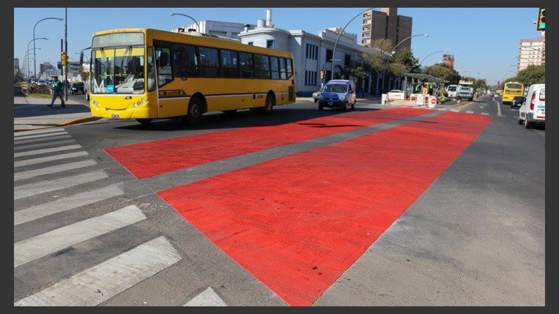 Rojo intenso. El color en el asfalto que indica por donde van a pasar los colectivos. (Rosario3.com)