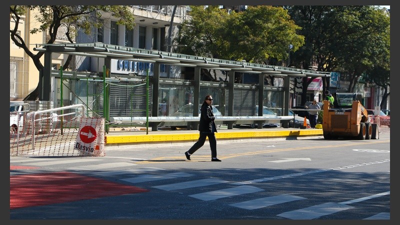 Una señora pasa por delante de una de las estaciones en la avenida de zona norte. (Rosario3.com)