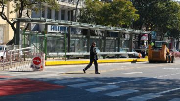 Una señora pasa por delante de una de las estaciones en la avenida de zona norte. (Rosario3.com)