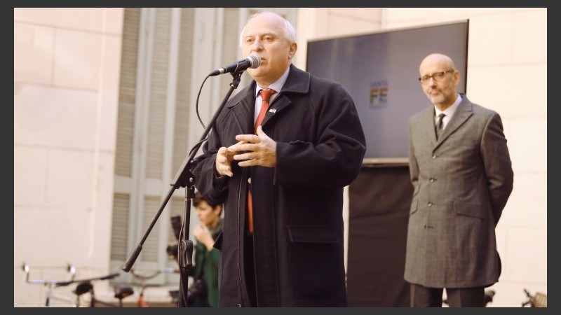 El gobernador y el rector de la UNR en el acto de lanzamiento.
