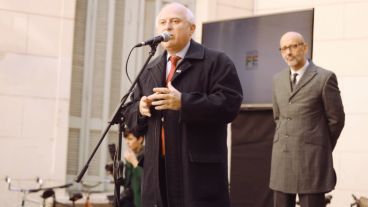 El gobernador y el rector de la UNR en el acto de lanzamiento.