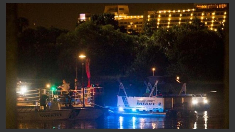Intensa búsqueda en las aguas de la laguna.