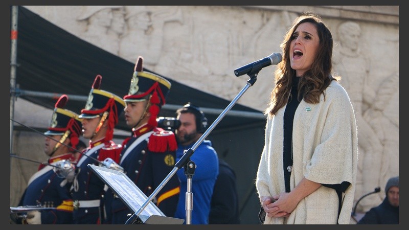 La Sole cantó el himno frente a los miles de alumnos.