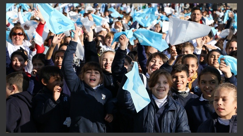 Niños celebrando el juramento a la bandera.