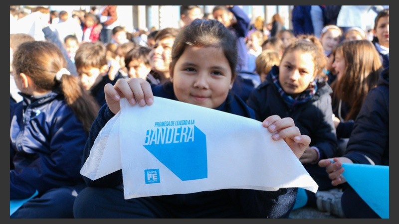 Una niña muestra uno de los pañuelos que repartían en la mañana del jueves.